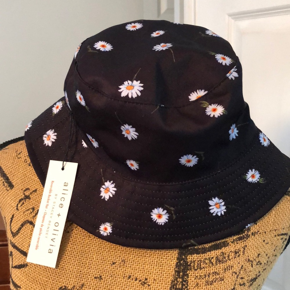 Alice and Olivia bucket hat